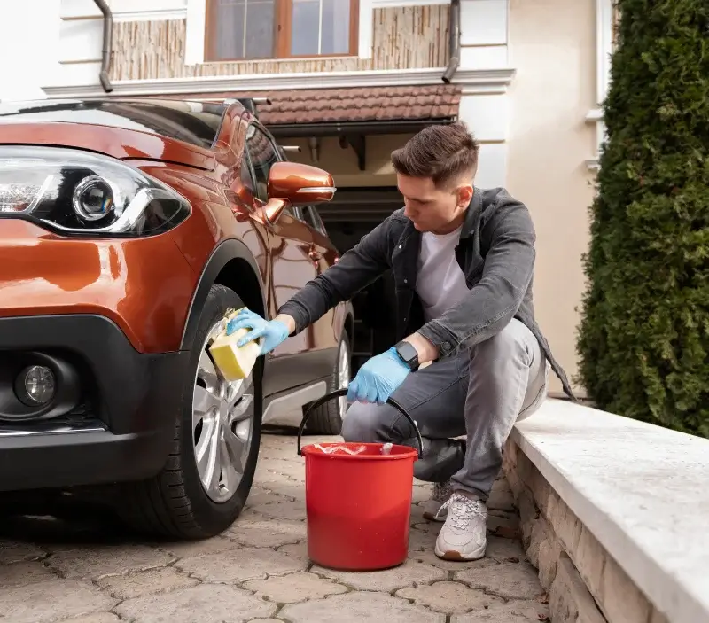 Lavage auto à domicile Saint-Étienne-de-Boulogne : professionnel intervenant sur un véhicule